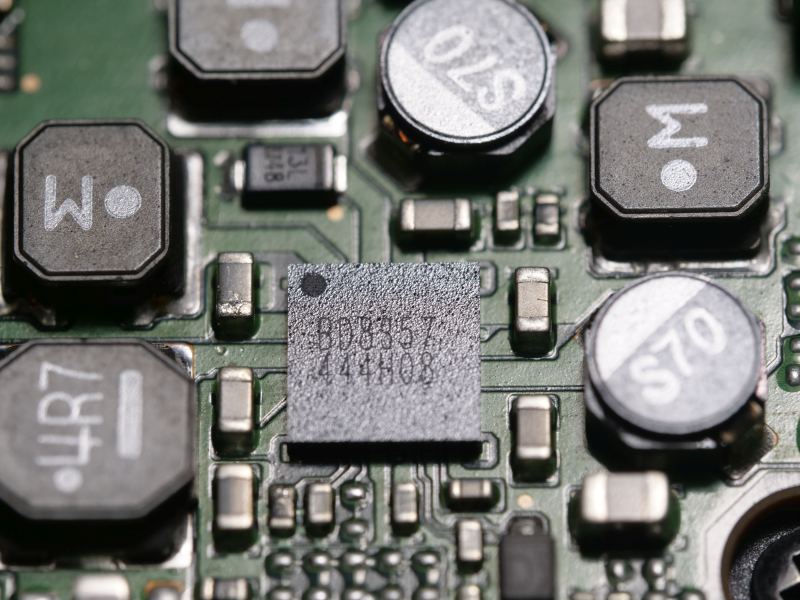 Closeup of the IC1001 IC on the GH5 motherboard.